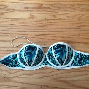 Victoria’s Secret L bikini top